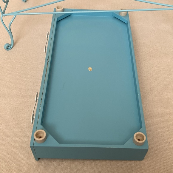 AMERICAN GIRL | Curlicue Daybed - Blue Metal Doll Bed - Picture 7 of 16